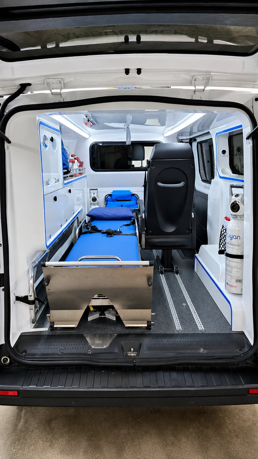 Intérieur de l'ambulance vu de l'arrière