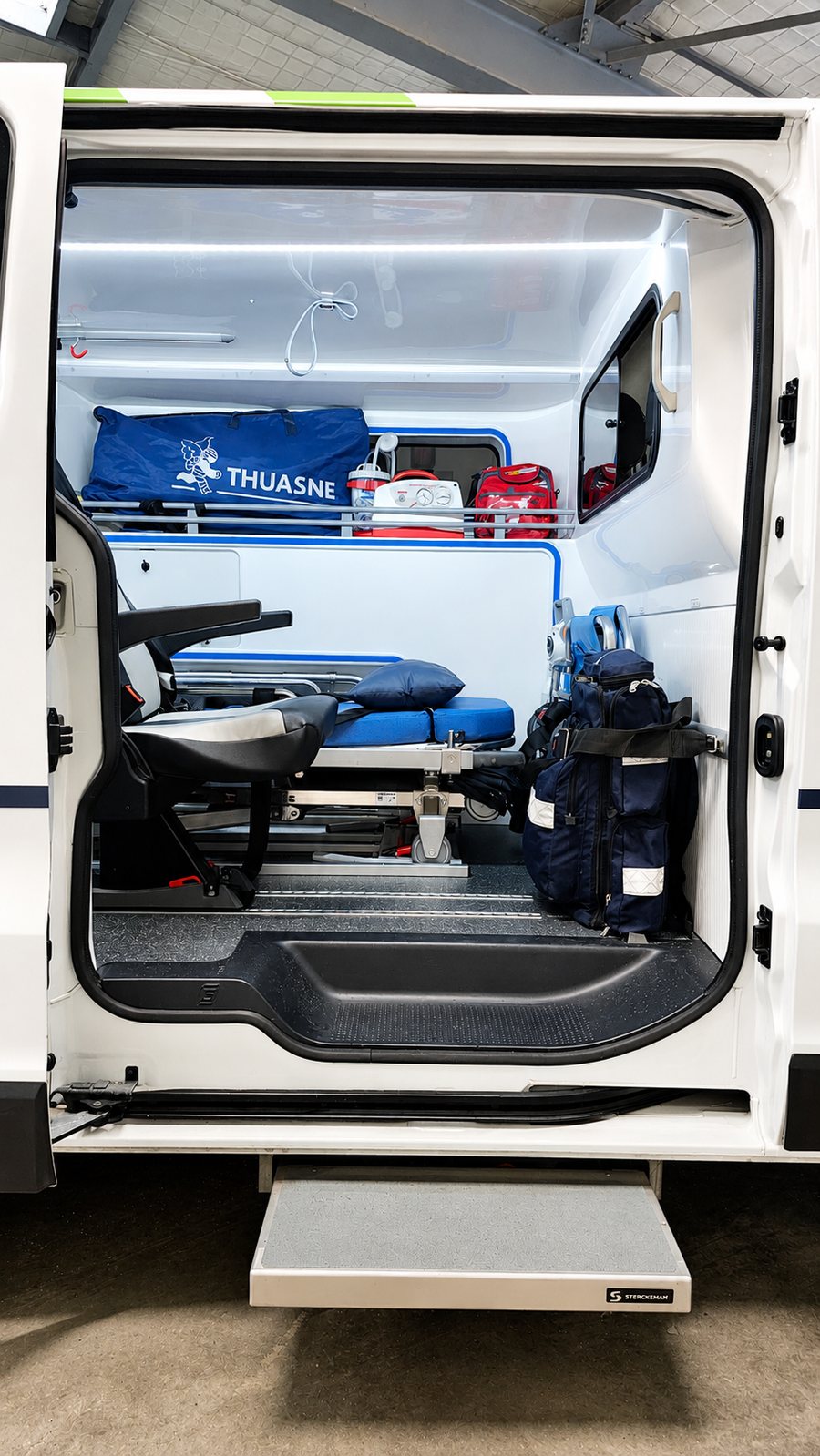 Intérieur aménagé de l'ambulance, matériel médical