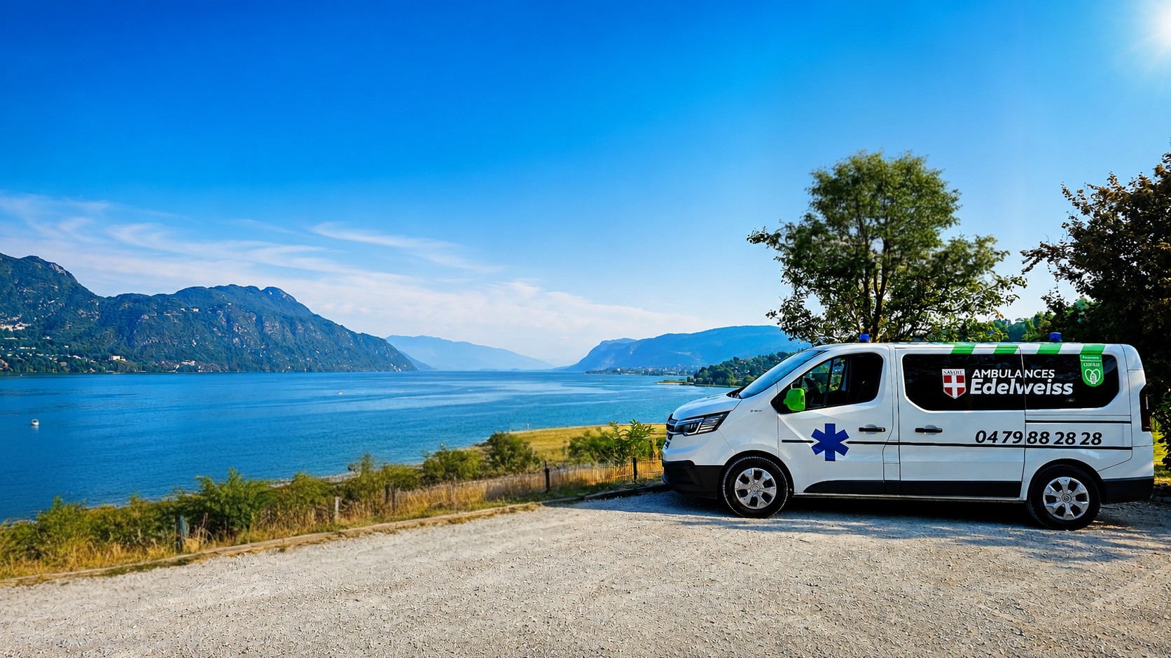 Ambulance Edelweiss au bord du lac du Bourget, montagnes de Savoie en arrière-plan